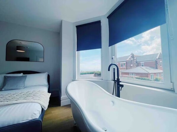 8 bedrooms, iron/ironing board, WiFi, bed sheets - Amber House - Stunning 8 Bedroom House (Gorleston-on-Sea)