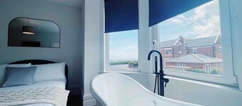 Amber House - Stunning 8 Bedroom House