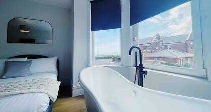 Amber House - Stunning 8 Bedroom House