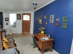 Quarto duplo empresarial, sacada, vista para o jardim | Opções para refeição no quarto