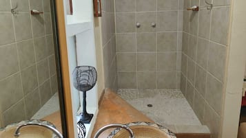 Basic Double Room | Bathroom | Hair dryer, towels, soap, shampoo