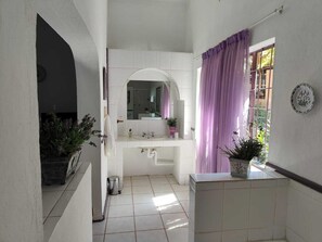 Bathroom - Garden of Eden Cottages and Guest House (Mbabane)