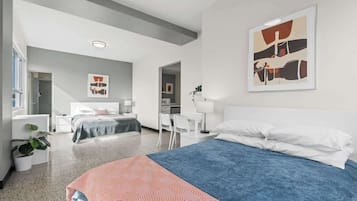 1 habitación, tabla de planchar con plancha y cuna de viaje