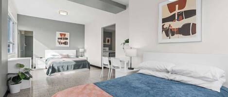 1 habitación, tabla de planchar con plancha y cuna de viaje