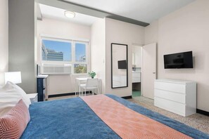 1 quarto, ferros/tábuas de passar roupa, berço de viagem