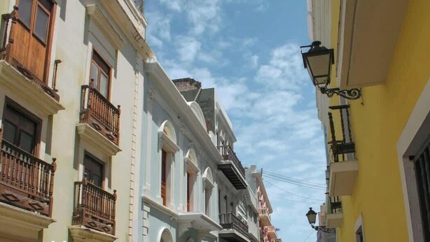 A narrow street with buildings featuring balconies and a street lamp. - Near La Placita | Free Breakfast | TV With Netflix (San Juan)