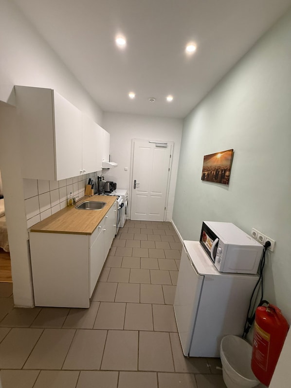 Basic-Apartment | Eigene Küche | Kühlschrank, Mikrowelle, Ofen, Herdplatte