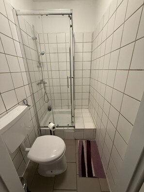 Basic Apartment | Bathroom | Shower, free toiletries, hair dryer, towels