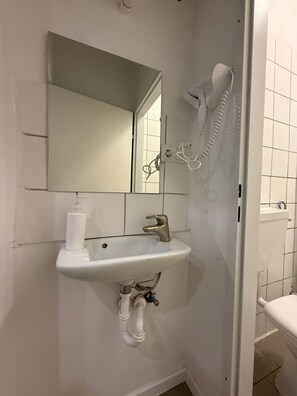 Căn hộ cơ bản | Phòng tắm | Buồng tắm vòi sen, đồ dùng nhà tắm miễn phí, máy sấy tóc, khăn tắm 