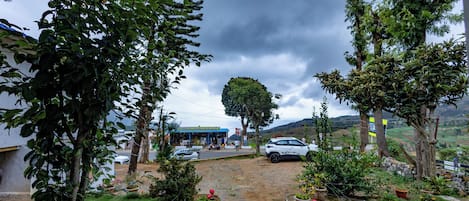 Un sendero pavimentado que conduce a un edificio con un letrero que indica una tienda de té y un centro de venta de fábrica.