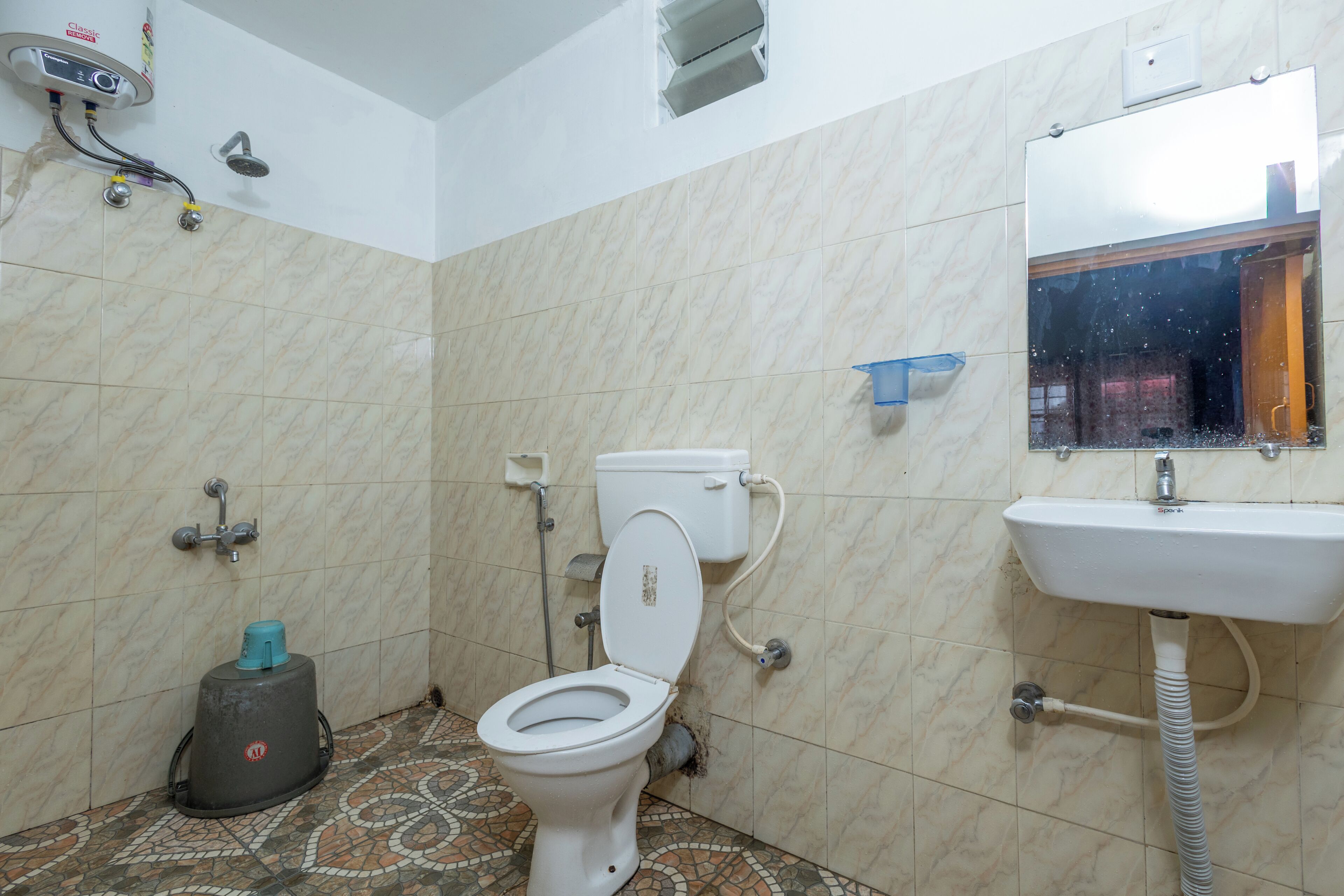 Un baño con inodoro, lavamanos y ducha.