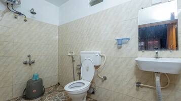 Un baño con inodoro, lavamanos y ducha.