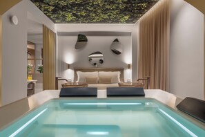 Suite de lujo, alberca privada | Caja de seguridad en la habitación y espacio para trabajar con laptop 