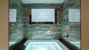 Suíte superluxo, piscina particular | Cofres nos quartos, espaço de trabalho para notebook, cortinas blackout
