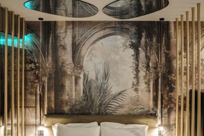 Suite de lujo, alberca privada | Caja de seguridad en la habitación y espacio para trabajar con laptop 