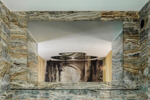 خزنة داخل الغرفة ومساحة عمل للكمبيوتر المحمول وستائر تعتيم