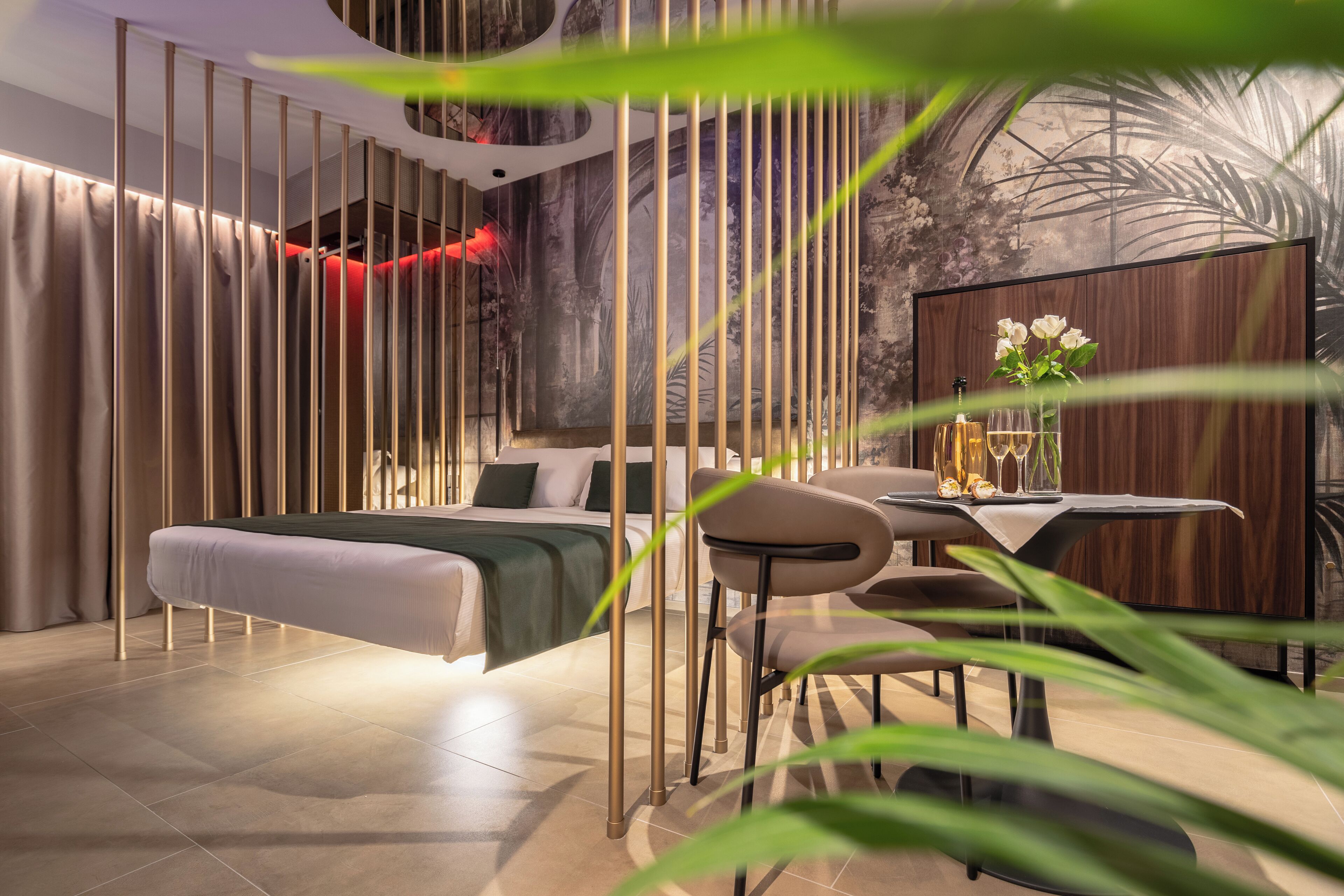 Une chambre moderne avec un lit, un bureau et une chaise. Un tableau orne le mur et une plante se trouve au premier plan.