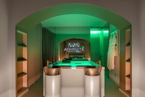 Suite luxueuse, piscine privée | Coffre-fort, espace de travail pour ordinateurs portables