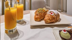 Luxury Suite, Private Pool | Hidangan sarapan | Termasuk sarapan penuh setiap hari 