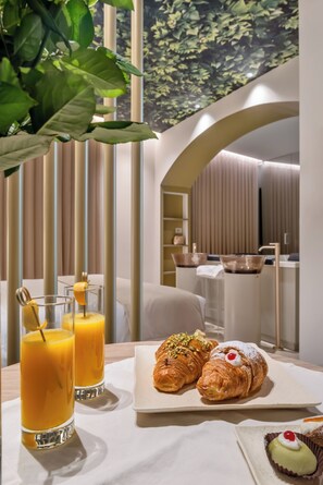 Suite de lujo, alberca privada | Desayuno | Desayuno completo incluido todos los días
