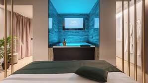 Luxury Suite, Private Pool | Peti besi dalam bilik, ruang kerja komputer riba 