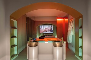 Suite de lujo, alberca privada | Caja de seguridad en la habitación y espacio para trabajar con laptop 