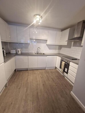 Fridge, microwave, oven, stovetop - Wembley Luxury Apartment (London)