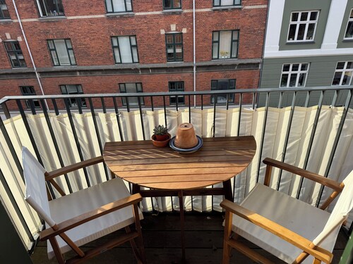 Central apartment with bathtub & balcony