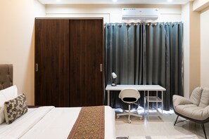 客房内保险箱、办公桌、免费 WiFi、床单