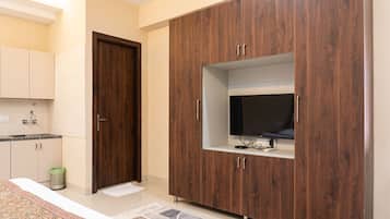 Habitación superior | Caja fuerte, escritorio, wifi gratis y ropa de cama