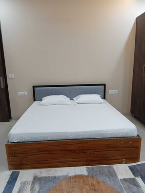 Studio, City View | In-room safe, free WiFi