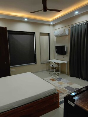 Studio, City View | In-room safe, free WiFi