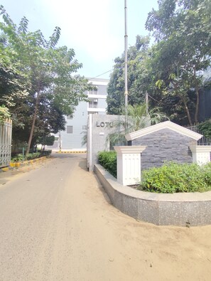 Vista frontal de la propiedad