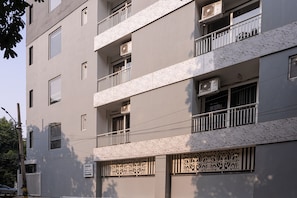 Vista frontal de la propiedad