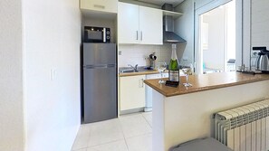 Een koelkast, een magnetron, een oven, een vaatwasser