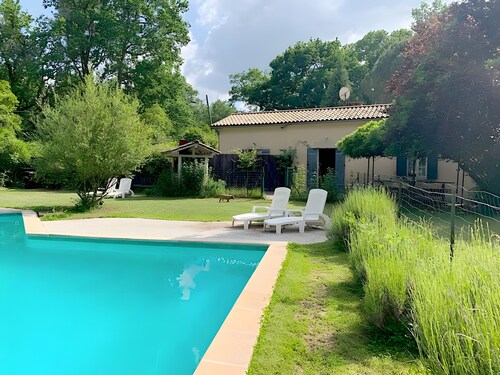 Peaceful, Detached House with Private Pool and Garden, 30 Minutes from Bordeaux