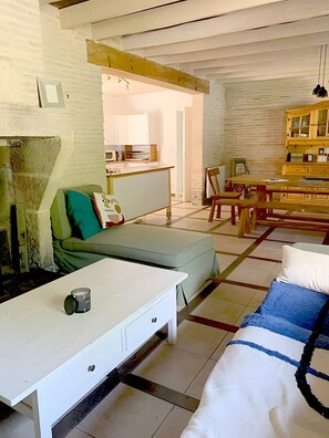 Fireplace, ping pong - Peaceful, Detached House with Private Pool and Garden, 30 Minutes from Bordeaux (Origne)