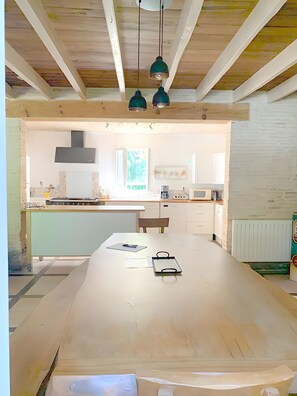 Fridge, microwave, oven, stovetop - Peaceful, Detached House with Private Pool and Garden, 30 Minutes from Bordeaux (Origne)