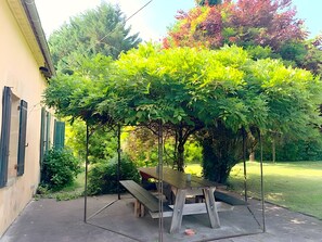 Outdoor dining - Le Gîte d'Origne – House with Private Pool – South Bordeaux – Gironde (Origne)