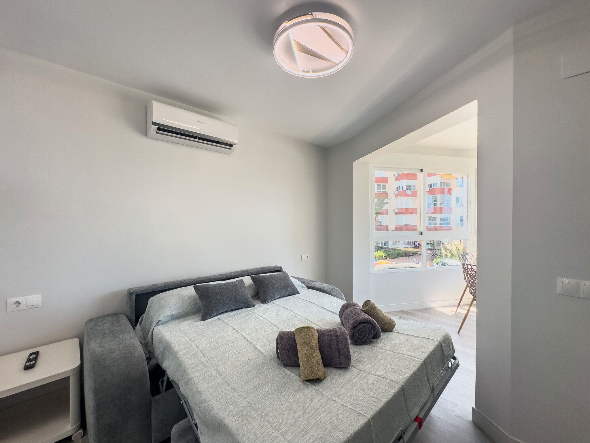 Tabla de planchar con plancha, wifi y ropa de cama 