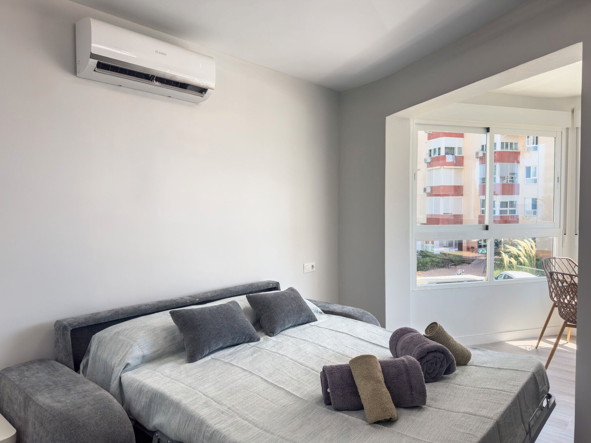 Tabla de planchar con plancha, wifi, ropa de cama