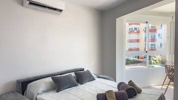 Tabla de planchar con plancha, wifi, ropa de cama