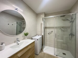 Een douche, een haardroger, handdoeken