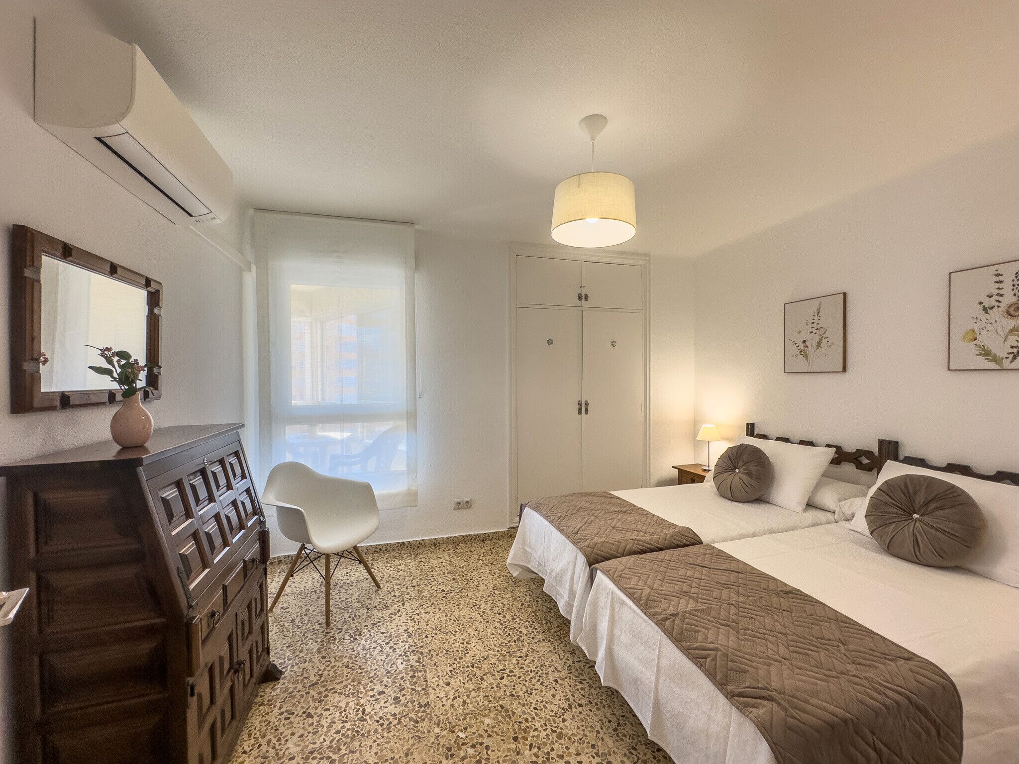 1 slaapkamer, een strijkplank/strijkijzer, wifi, beddengoed