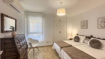 1 slaapkamer, een strijkplank/strijkijzer, wifi, beddengoed