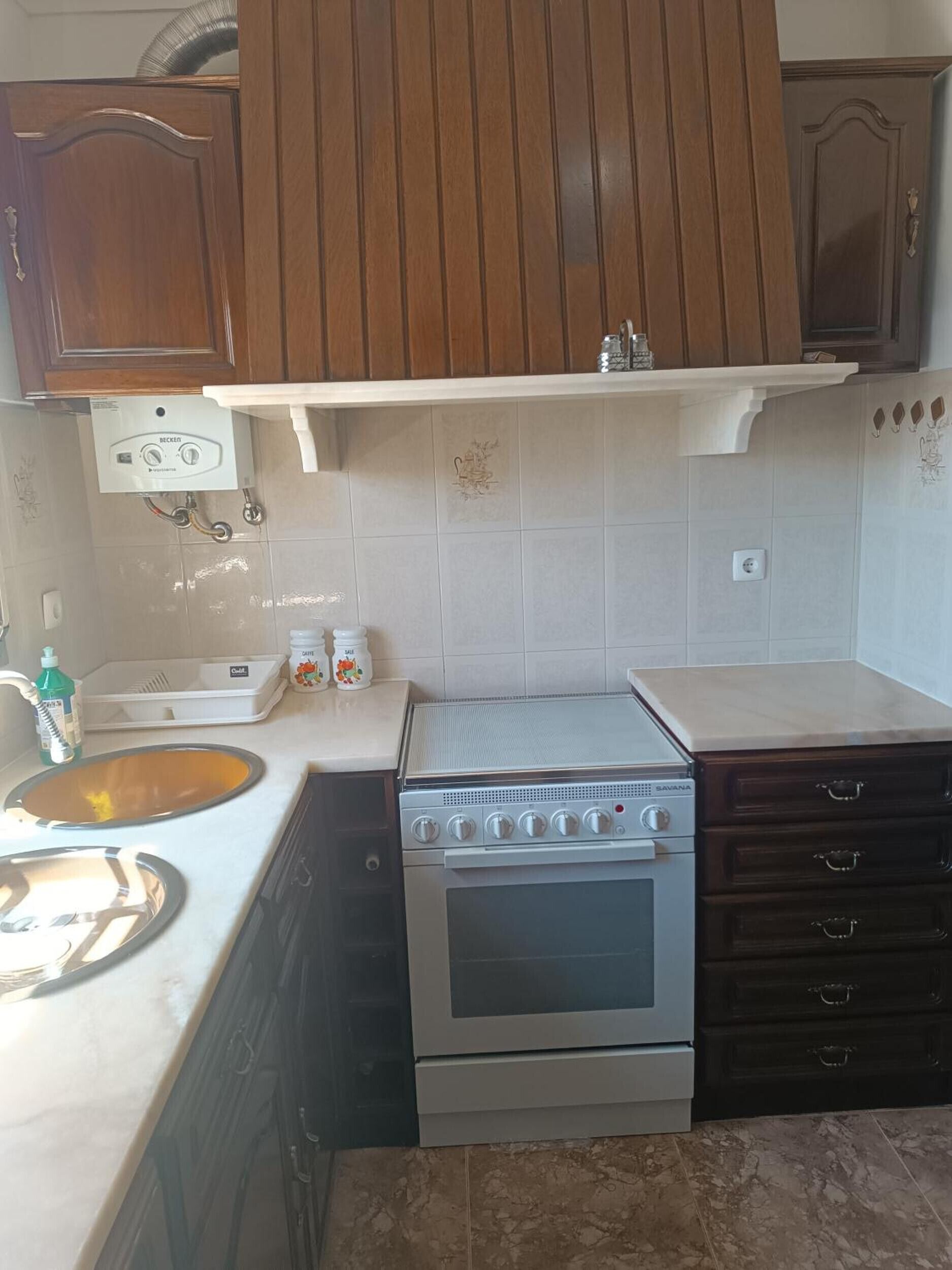 Jääkaappi, mikroaaltouuni, uuni, liesi