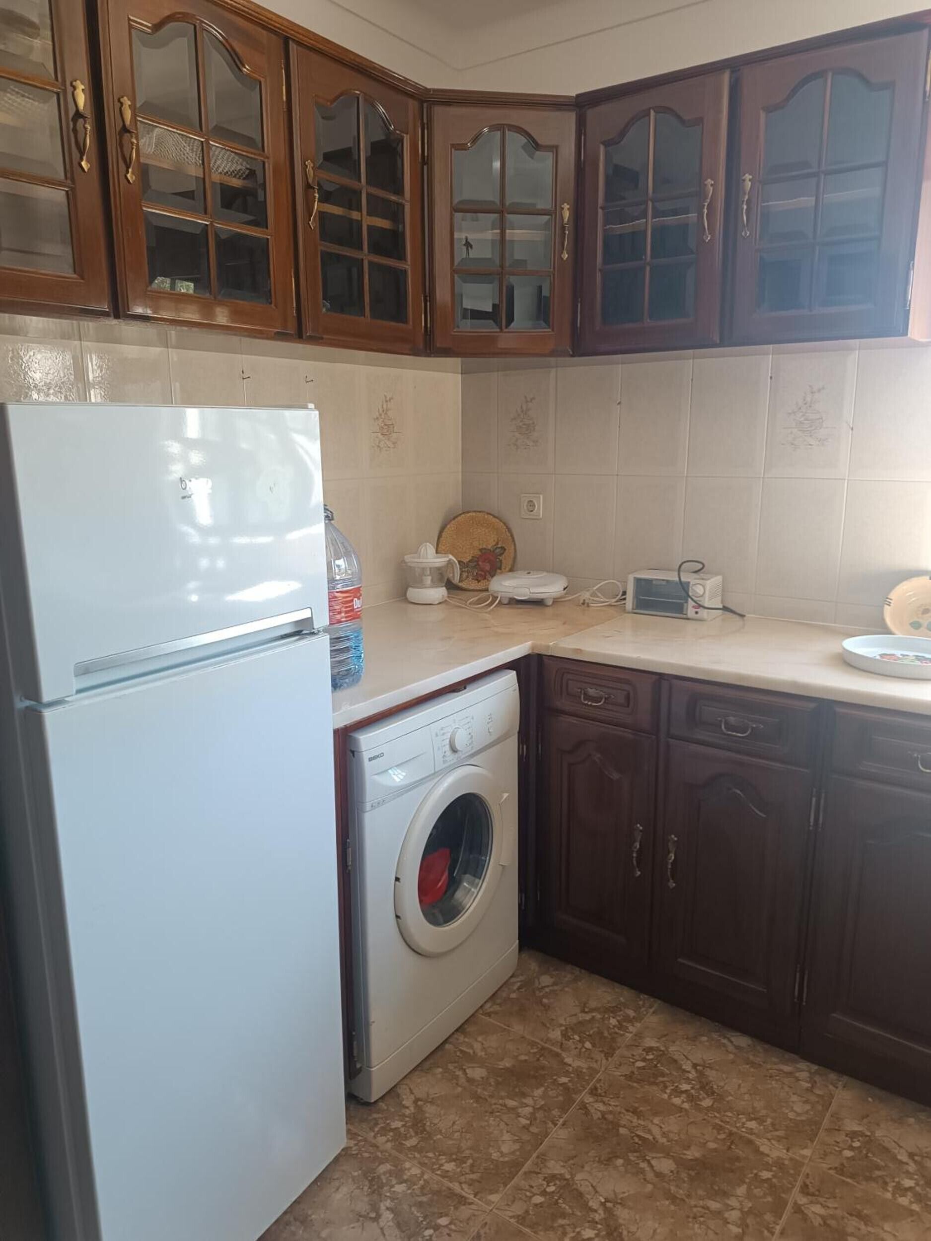 Jääkaappi, mikroaaltouuni, uuni, liesi