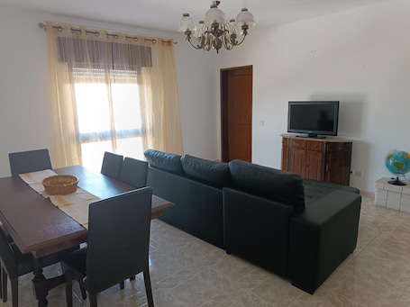TV, fireplace. Casa Das Manas – Charming Retreat in Pardais