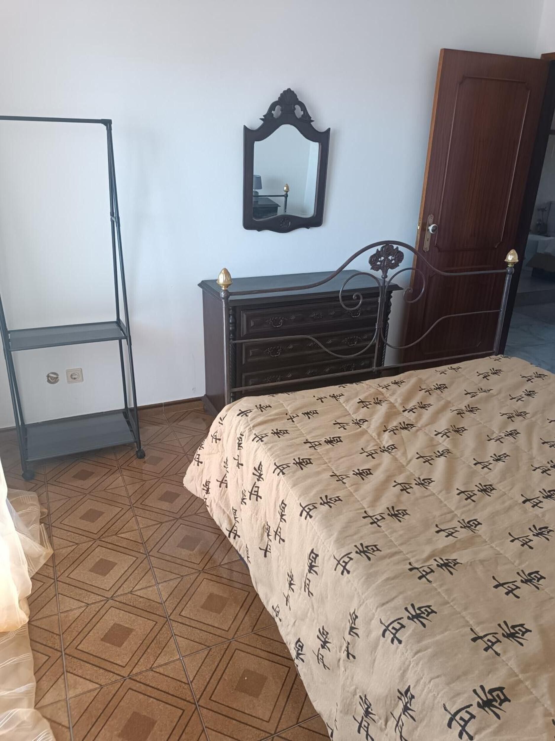 3 habitaciones, tabla de planchar con plancha, wifi y ropa de cama 