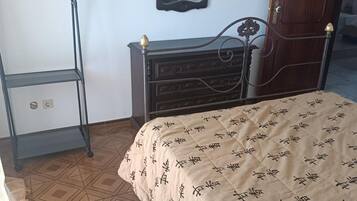 3 habitaciones, tabla de planchar con plancha, wifi y ropa de cama